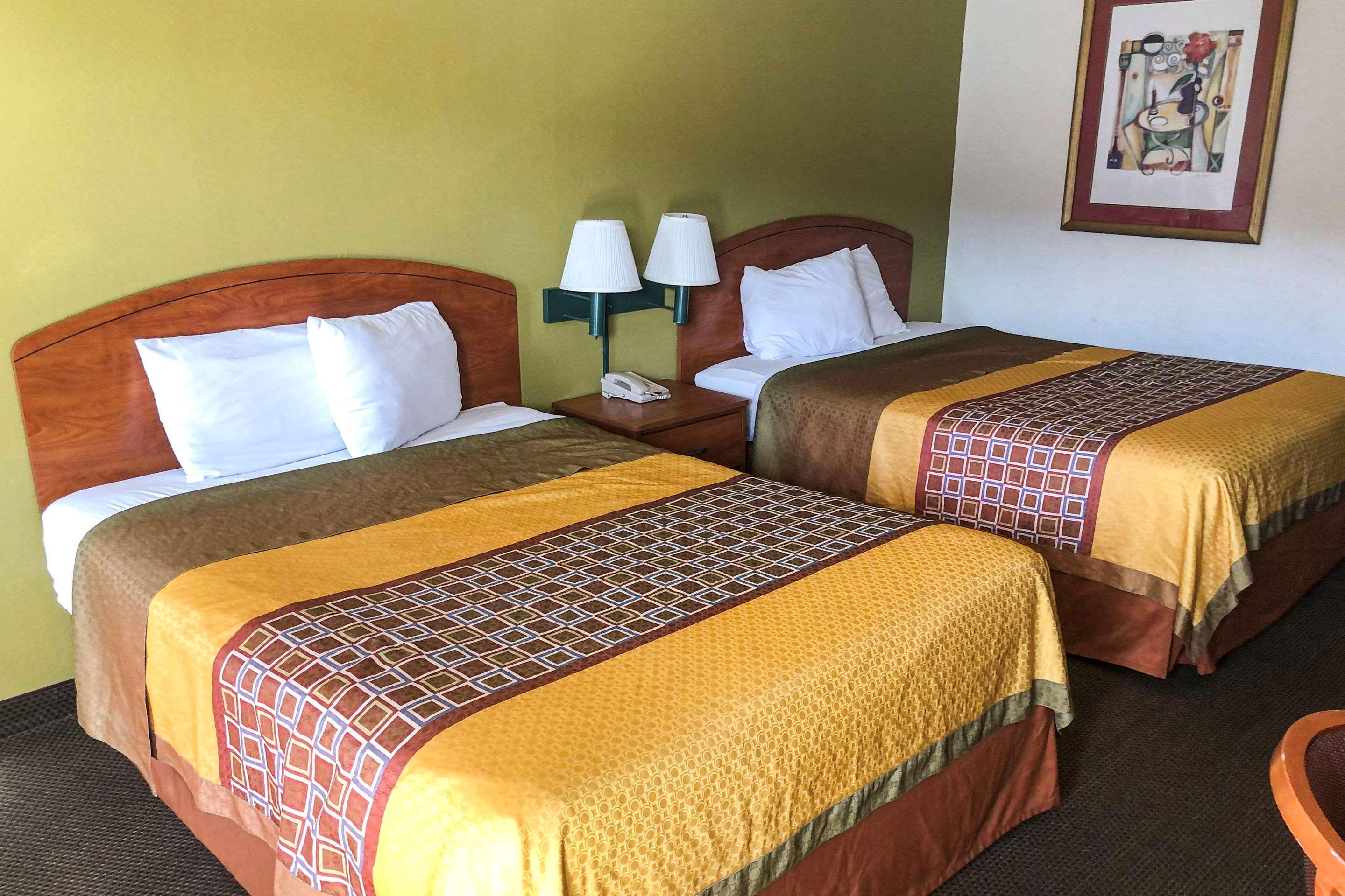 Days Inn By Wyndham Erie Kearsarge Екстериор снимка